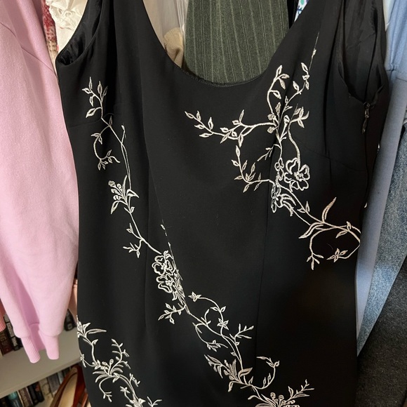 Black and white floral embroidered dress - Picture 2 of 5